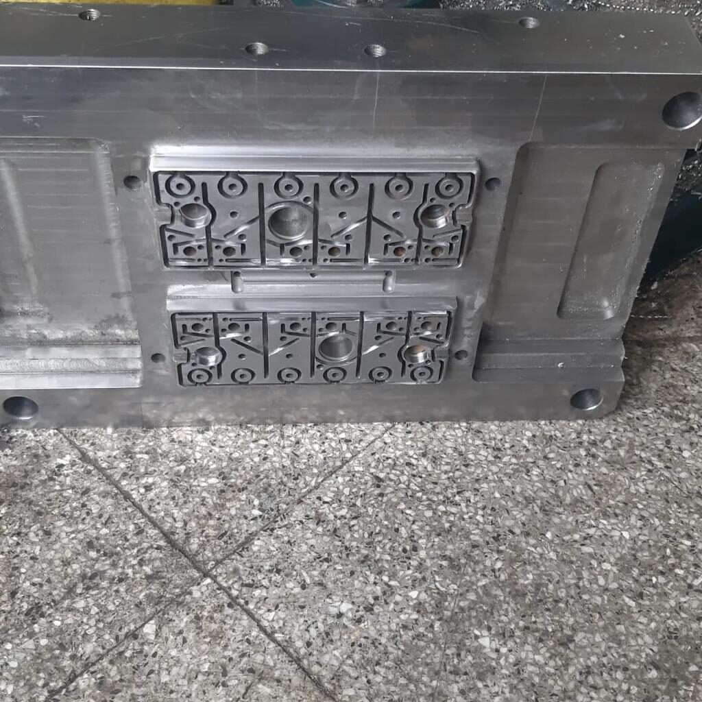 قالب باطری اتومبیل 750 رویه + دستگیریهای باطری 1 5844dce2 d47a 4a04 aee5 e01cab31fa81 قالب باطری اتومبیل 750 رویه + دستگیریهای باطری